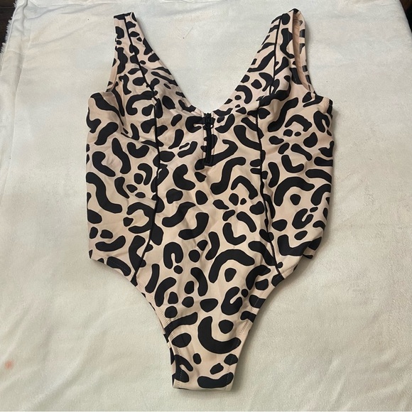 New! Victoria's Secret Swim Sports Leopard Print One-Piece Swimsuit 3695 - Picture 2 of 9